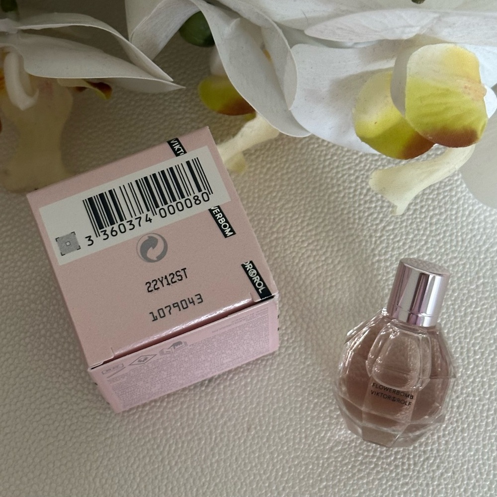 NWT Viktor & Rolf Flowerbomb Candle & Fragrance Bundle - Picture 8 of 8
